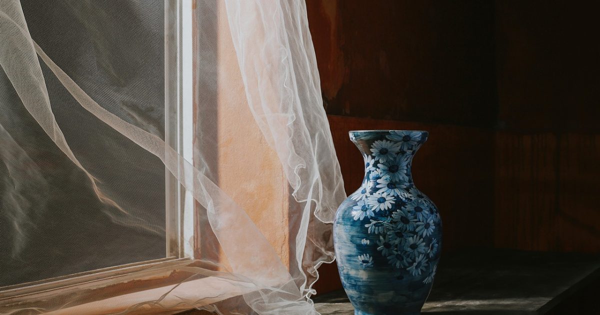 客厅场景中电视正在播放三维动画，画面色彩饱满，茶几上放着遥控器，暖色灯光营造居家氛围